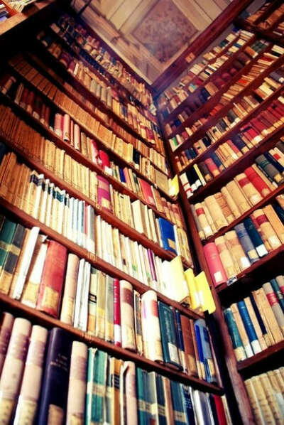 Книжный шкаф